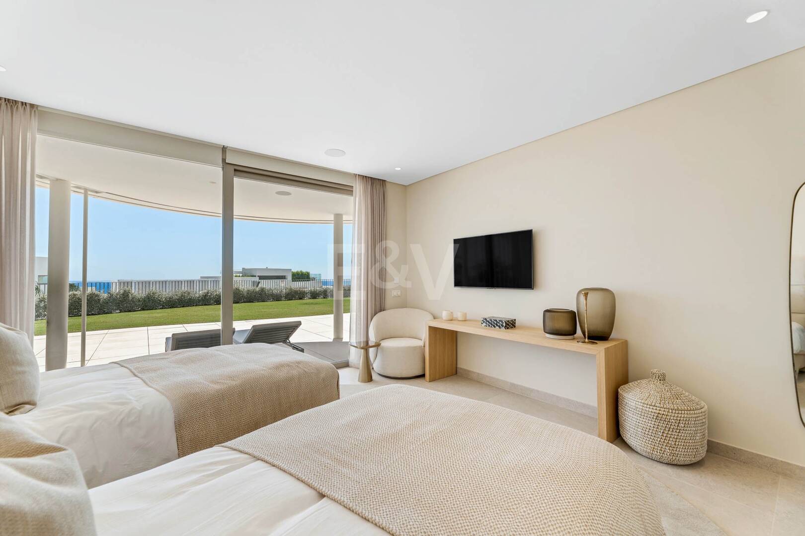 Magnificent Ground-Floor apartment in La Quinta with panoramic sea & mountain views