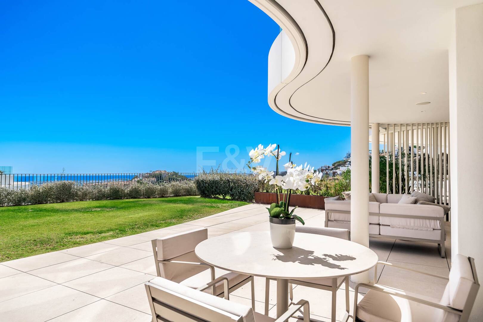Magnificent Ground-Floor apartment in La Quinta with panoramic sea & mountain views