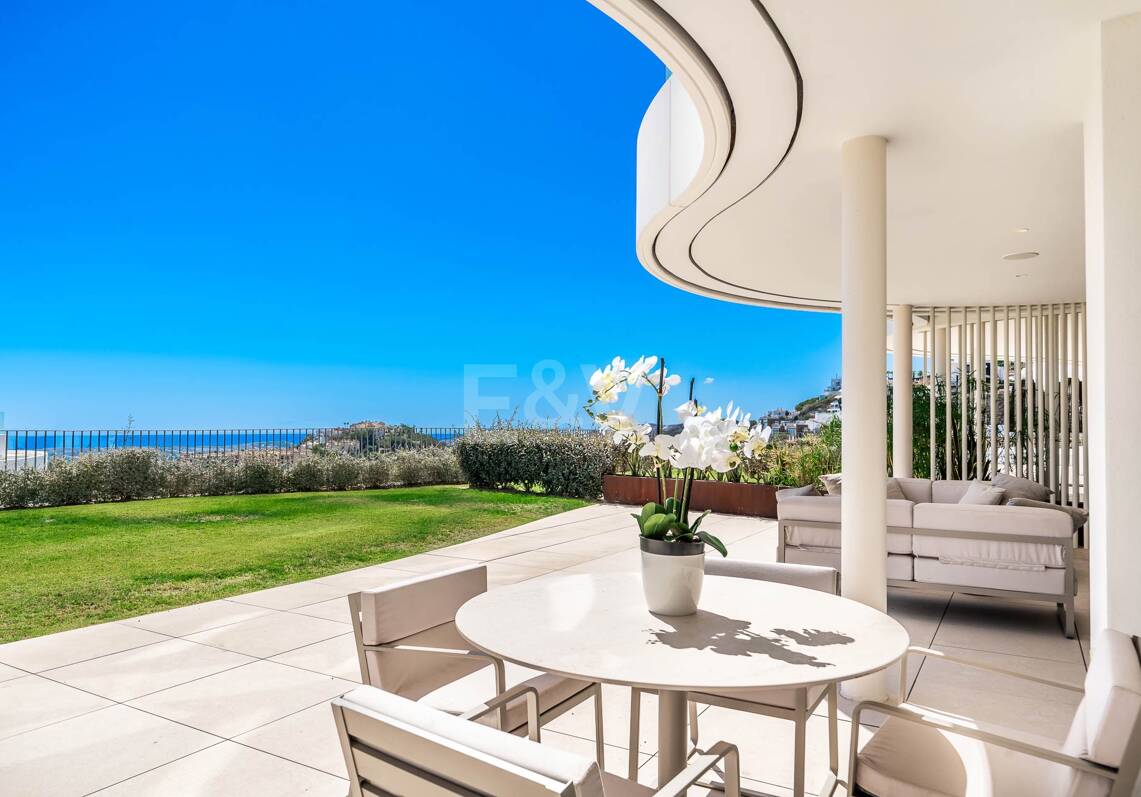 Magnificent Ground-Floor apartment in La Quinta with panoramic sea & mountain views