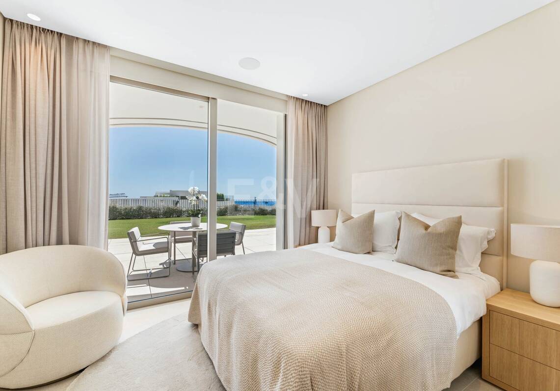 Magnificent Ground-Floor apartment in La Quinta with panoramic sea & mountain views