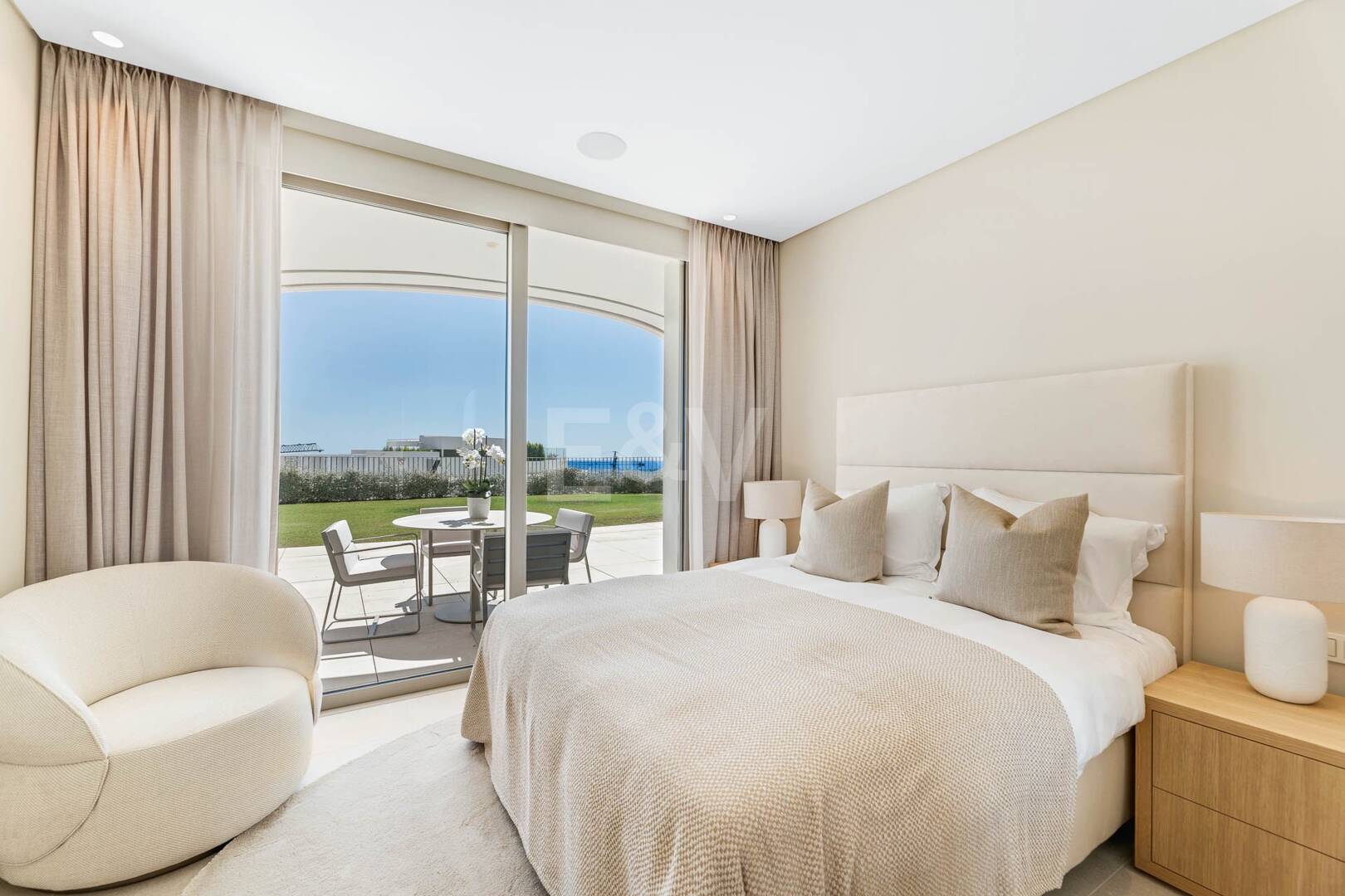 Magnificent Ground-Floor apartment in La Quinta with panoramic sea & mountain views