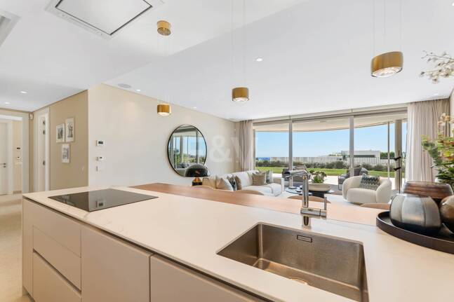 Magnificent Ground-Floor apartment in La Quinta with panoramic sea & mountain views