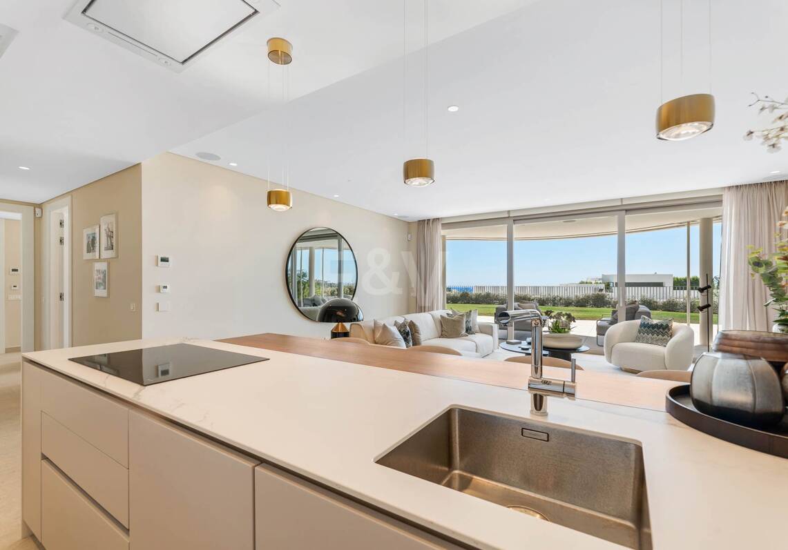 Magnificent Ground-Floor apartment in La Quinta with panoramic sea & mountain views