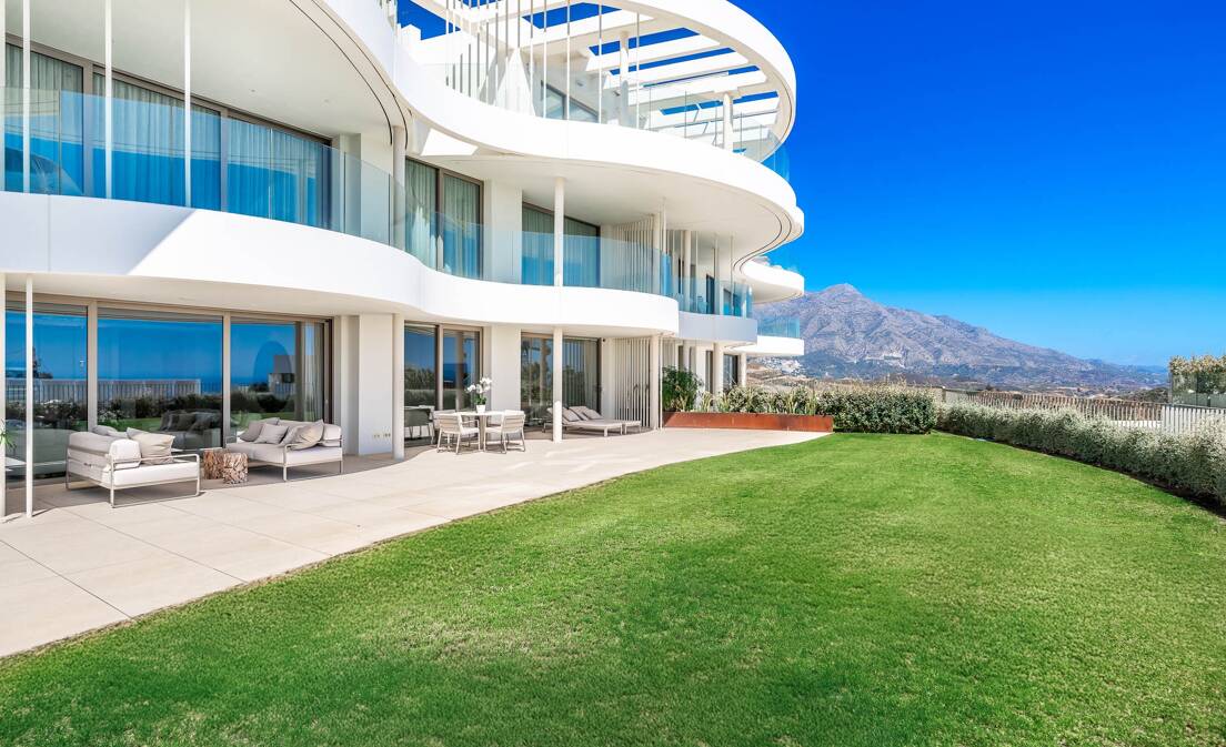 Discover this exceptional brand-new luxury apartment in La Quinta Golf, Benahavís, one of the most desirable residential areas near Marbella...