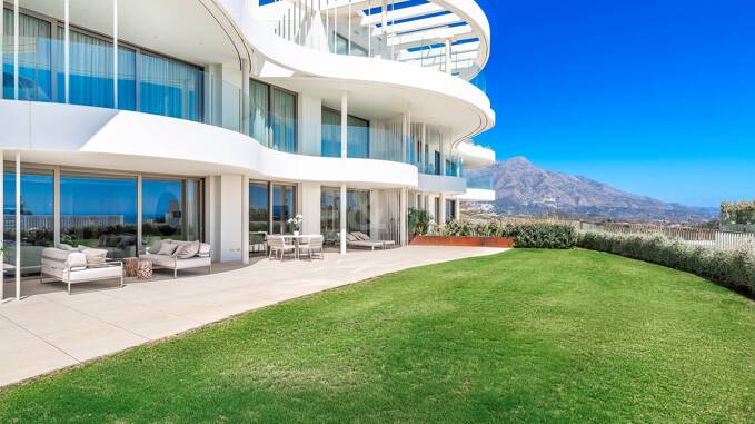 Magnificent Ground-Floor apartment in La Quinta with panoramic sea & mountain views