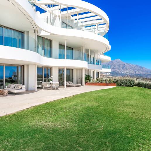 Magnificent Ground-Floor apartment in La Quinta with panoramic sea & mountain views
