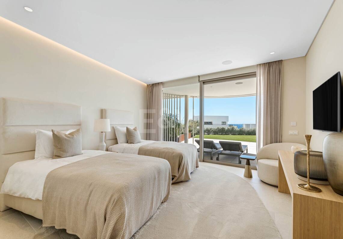 Magnificent Ground-Floor apartment in La Quinta with panoramic sea & mountain views