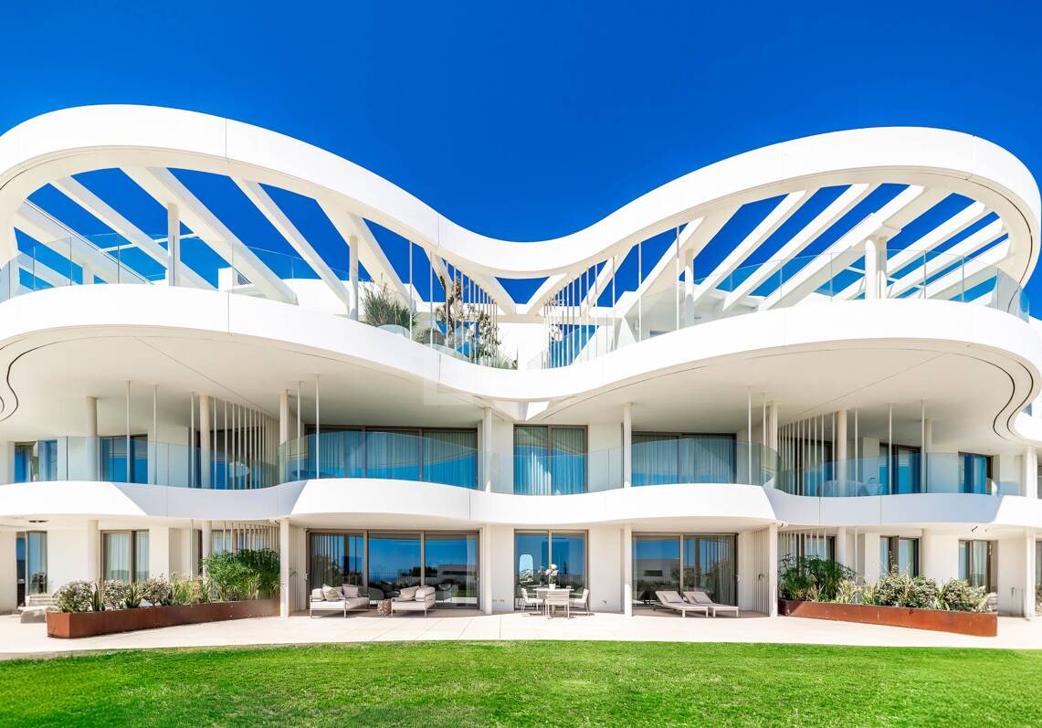 Magnificent Ground-Floor apartment in La Quinta with panoramic sea & mountain views