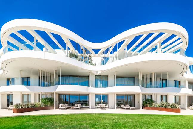Magnificent Ground-Floor apartment in La Quinta with panoramic sea & mountain views