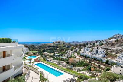 Magnificent Ground-Floor apartment in La Quinta with panoramic sea & mountain views