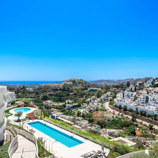 Magnificent Ground-Floor apartment in La Quinta with panoramic sea & mountain views