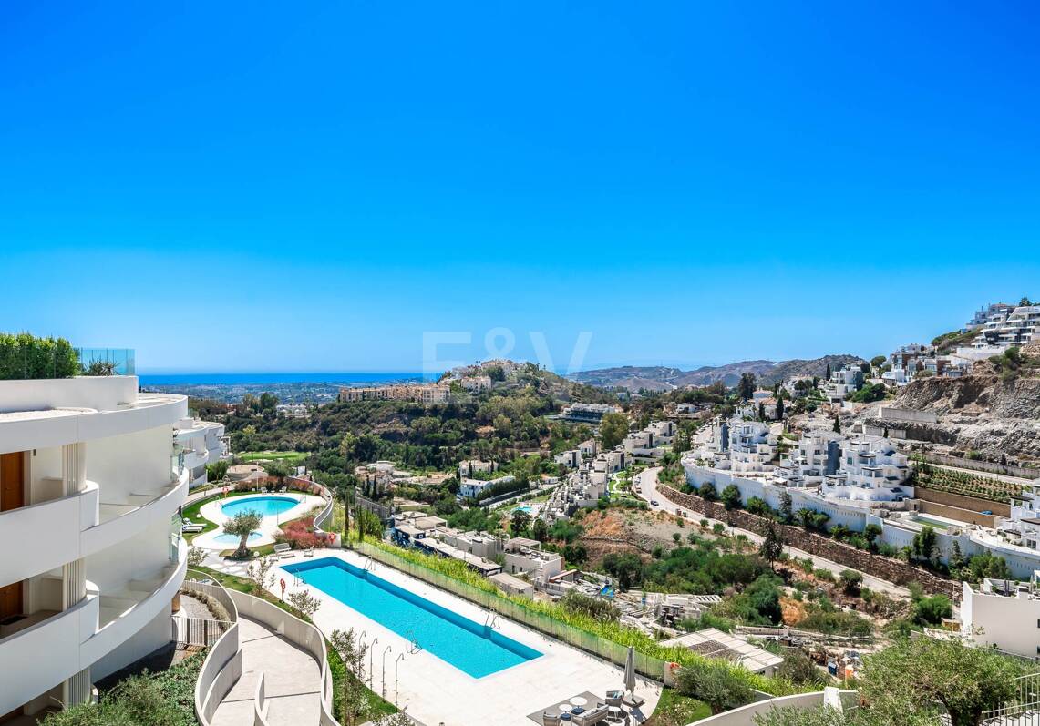 Magnificent Ground-Floor apartment in La Quinta with panoramic sea & mountain views