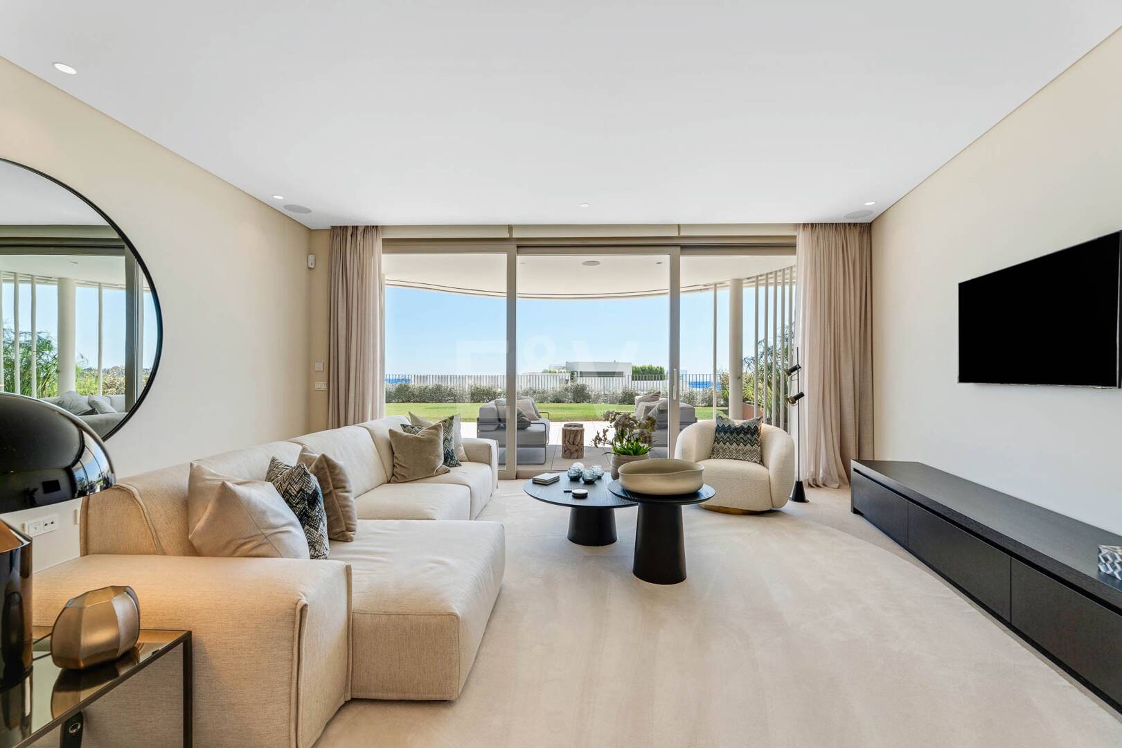 Magnificent Ground-Floor apartment in La Quinta with panoramic sea & mountain views