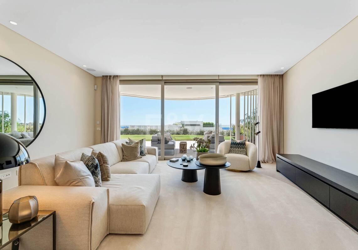 Magnificent Ground-Floor apartment in La Quinta with panoramic sea & mountain views