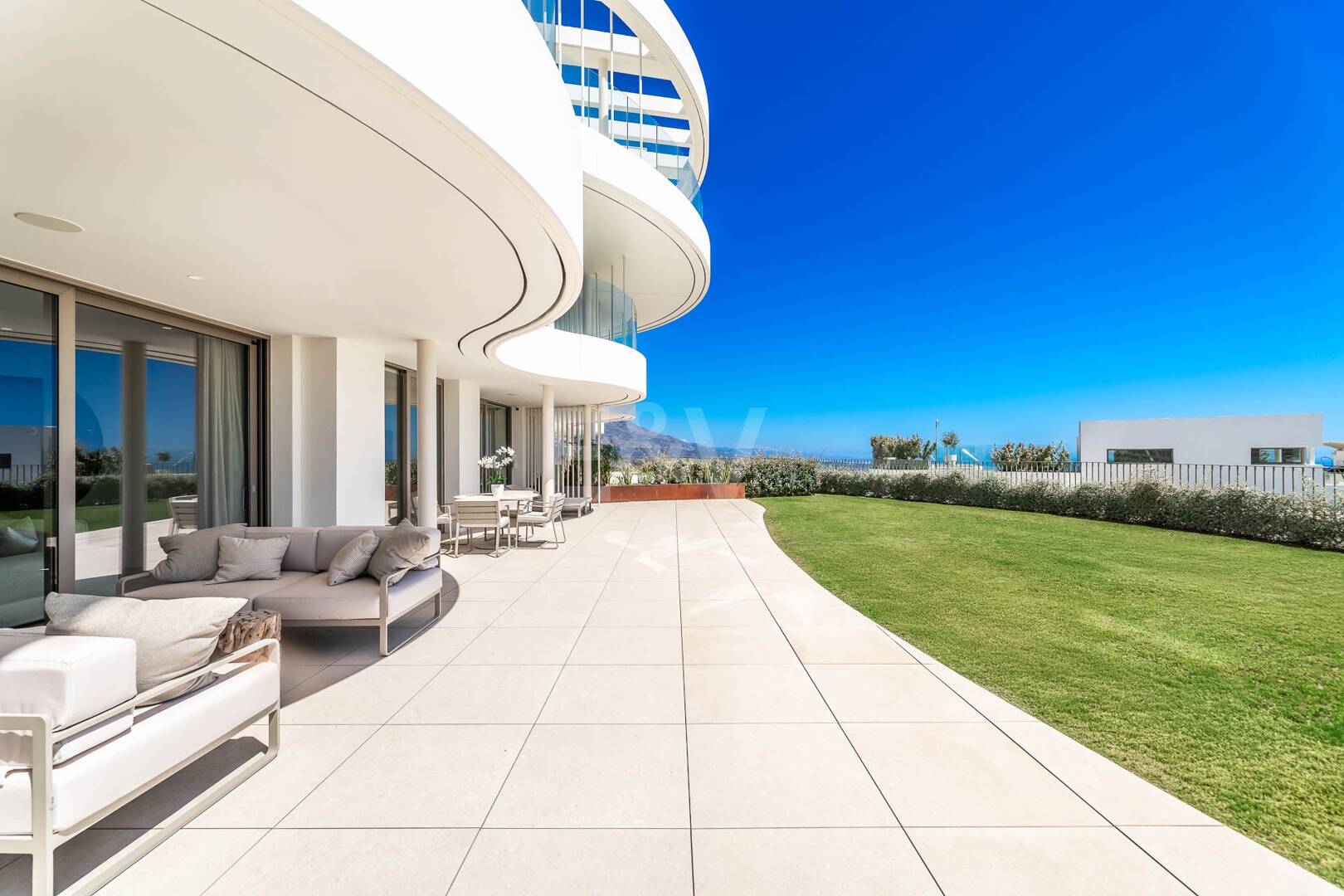 Magnificent Ground-Floor apartment in La Quinta with panoramic sea & mountain views