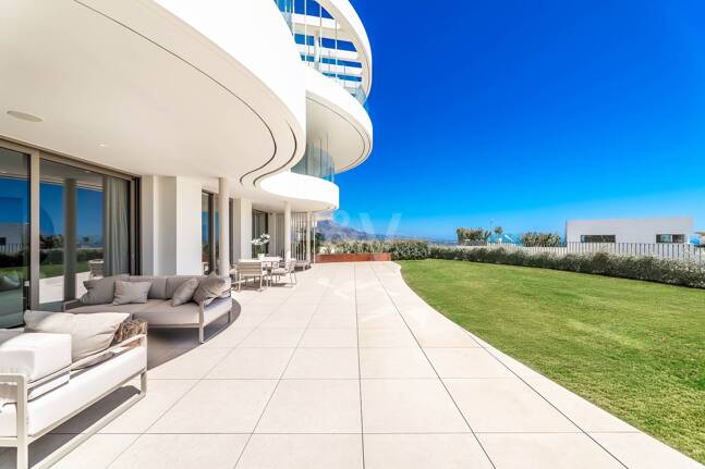 Magnificent Ground-Floor apartment in La Quinta with panoramic sea & mountain views