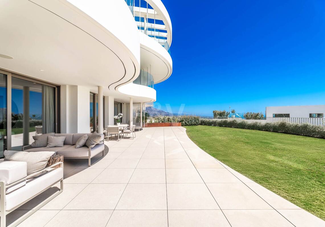 Magnificent Ground-Floor apartment in La Quinta with panoramic sea & mountain views