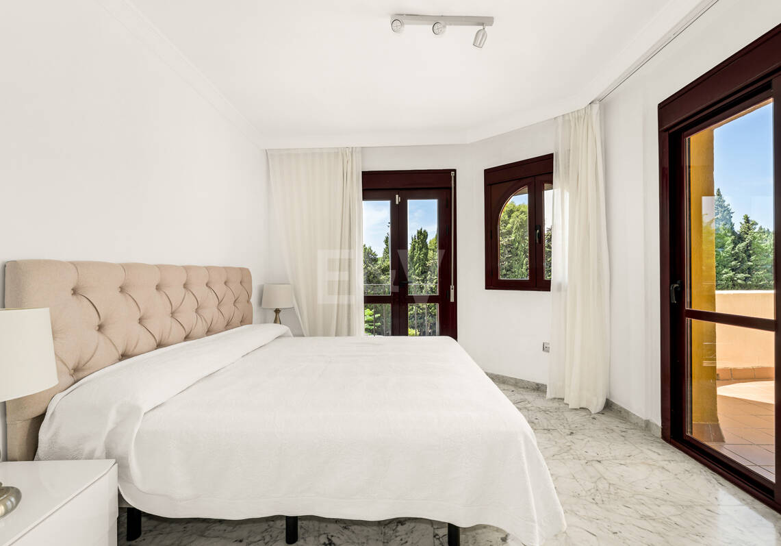 Elegantes Eck-Reihenhaus mit Meerblick in Nagüeles