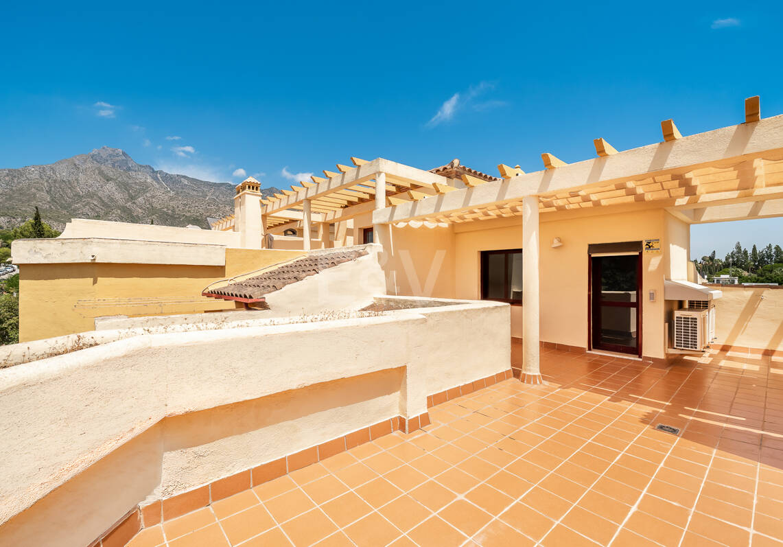 Elegantes Eck-Reihenhaus mit Meerblick in Nagüeles