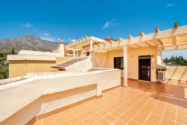 Elegantes Eck-Reihenhaus mit Meerblick in Nagüeles