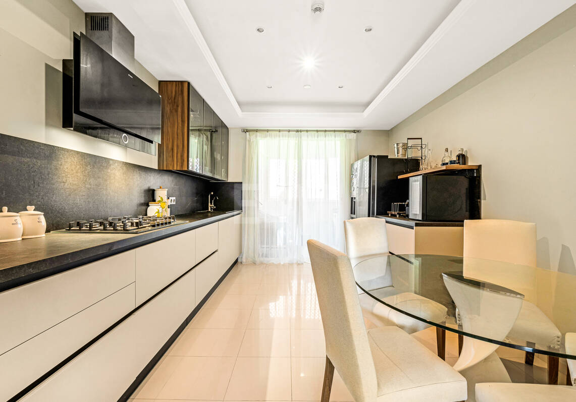 Apartment in Prestigious La Trinidad with Stunning La Concha Views