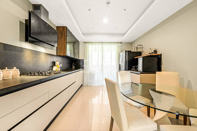 Apartment in Prestigious La Trinidad with Stunning La Concha Views