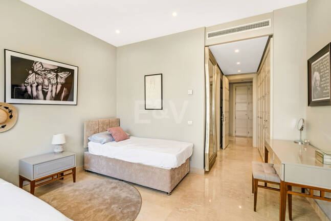 Apartment in Prestigious La Trinidad with Stunning La Concha Views