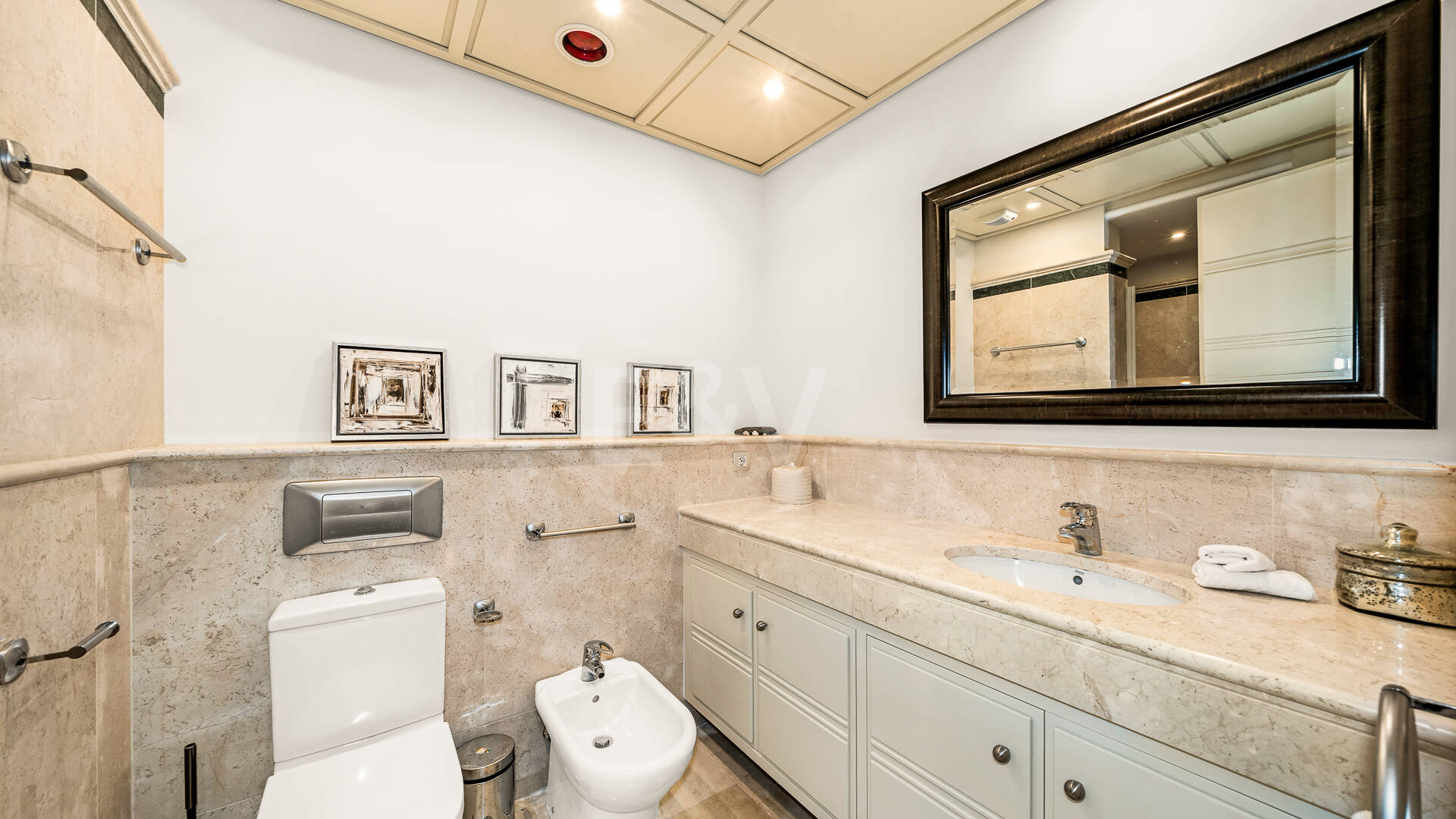 Apartment in Prestigious La Trinidad with Stunning La Concha Views