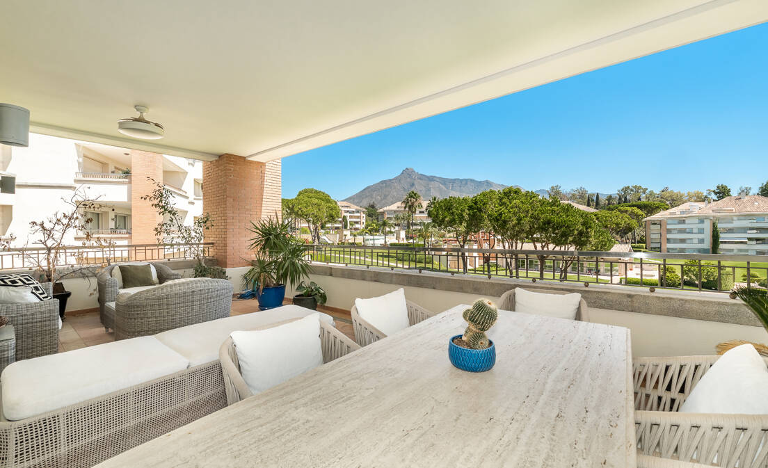 Situated within the prestigious gated community of La Trinidad on Marbella's Golden Mile, this beautifully presented three-bedroom apartment offers an...