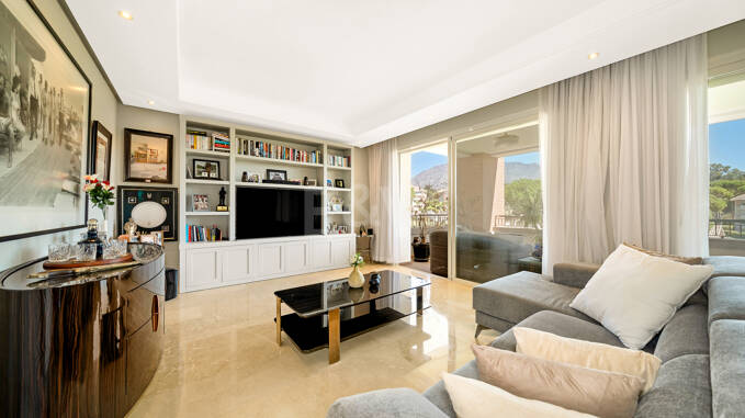Apartment in Prestigious La Trinidad with Stunning La Concha Views