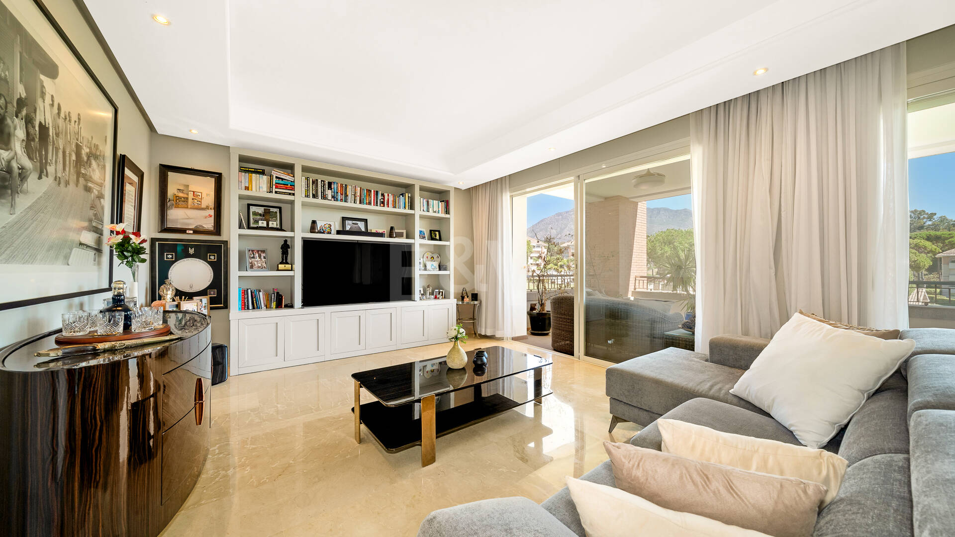 Apartment in Prestigious La Trinidad with Stunning La Concha Views