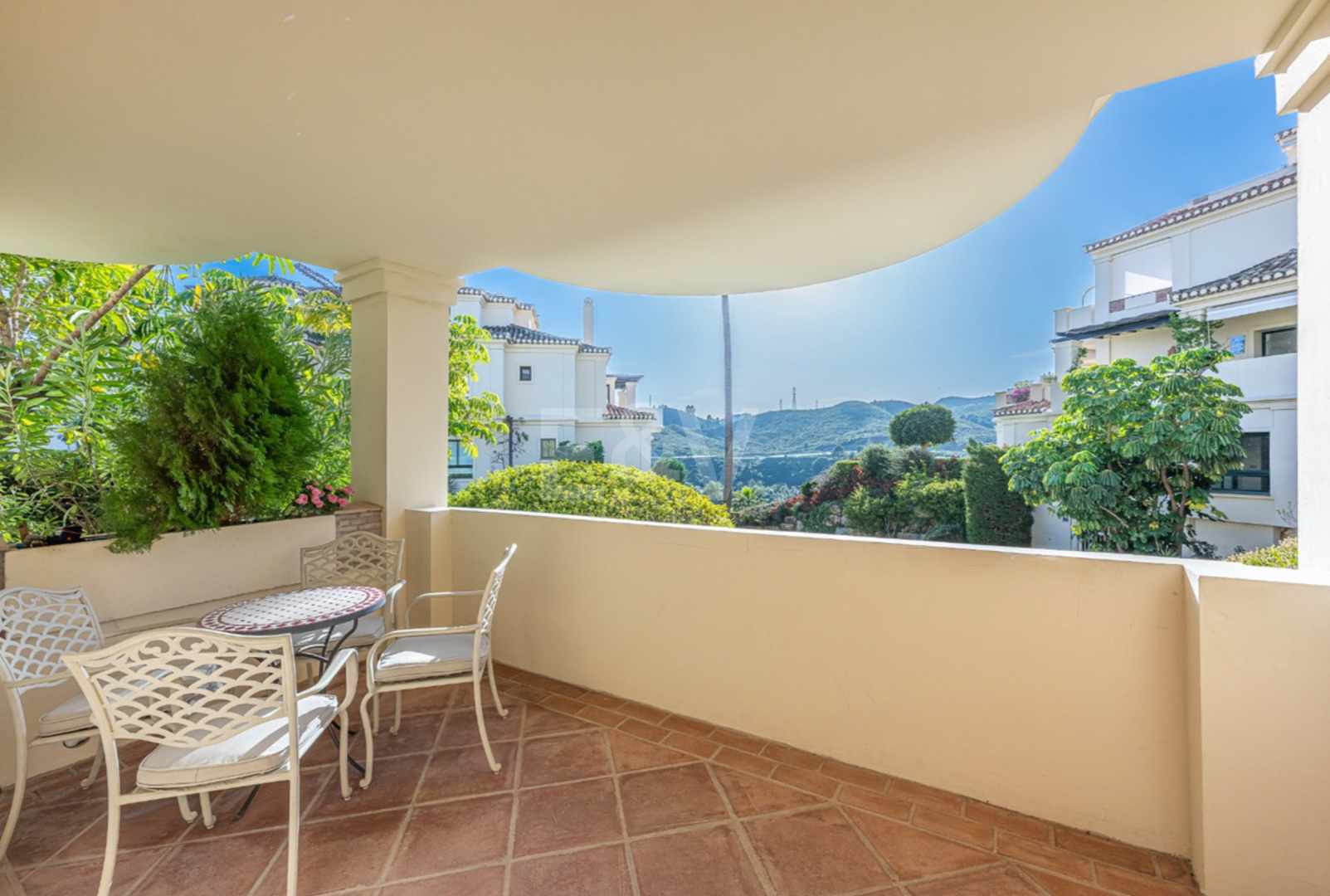 Markplanslägenhet till salu i Los Arqueros, Benahavis