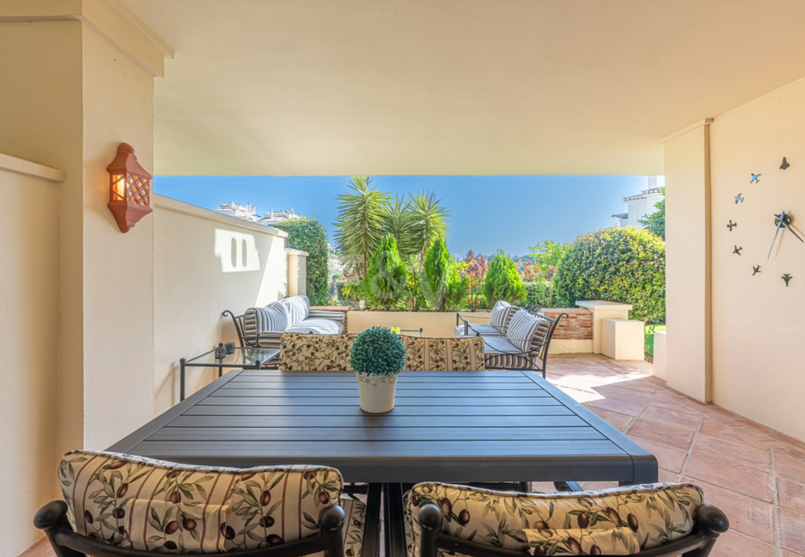 Markplanslägenhet till salu i Los Arqueros, Benahavis