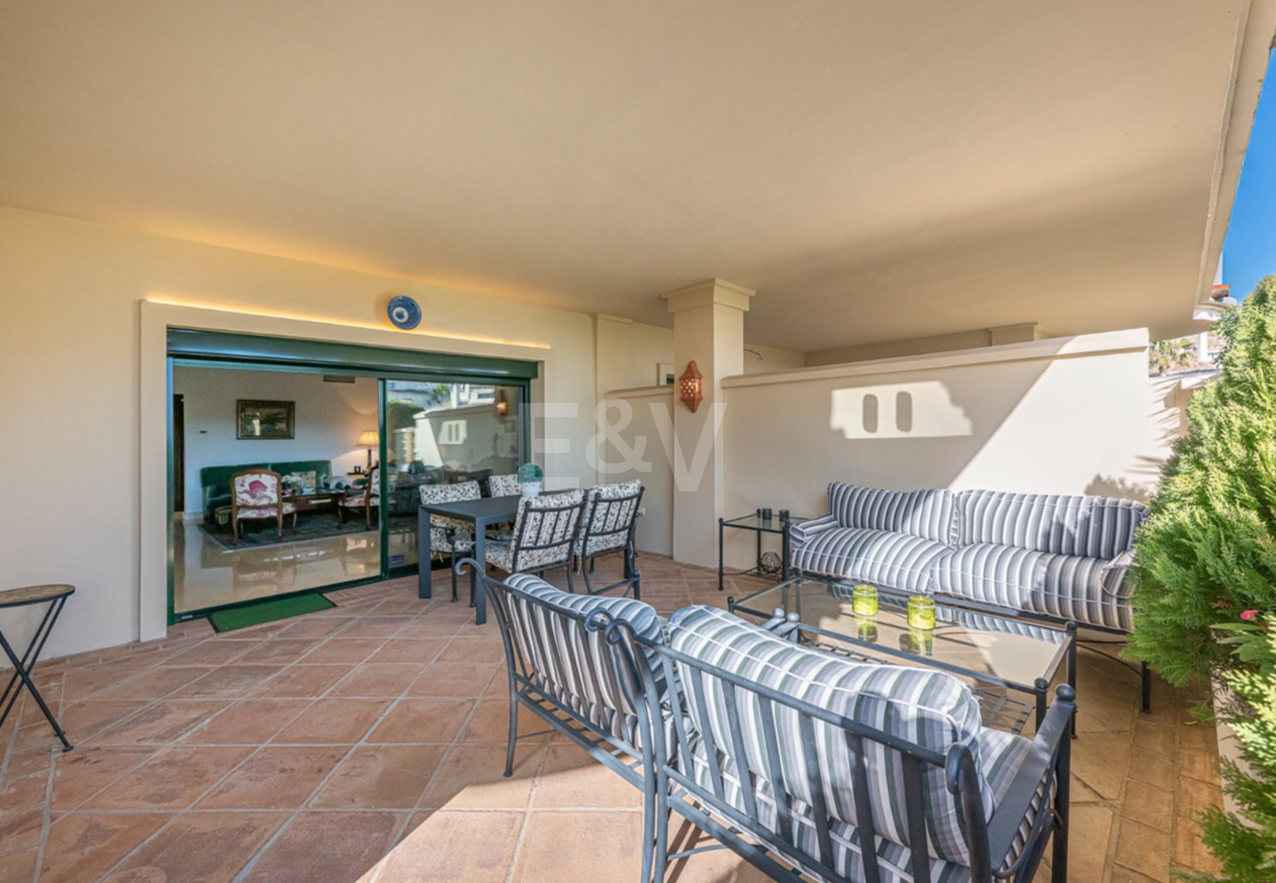 Markplanslägenhet till salu i Los Arqueros, Benahavis