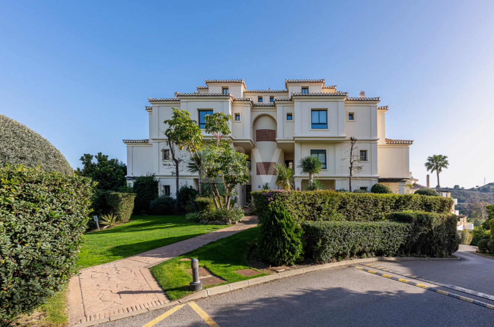 Markplanslägenhet till salu i Los Arqueros, Benahavis