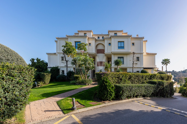 Markplanslägenhet till salu i Los Arqueros, Benahavis