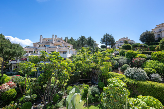 Markplanslägenhet till salu i Los Arqueros, Benahavis