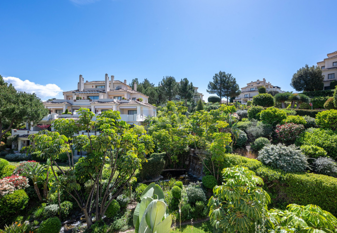 Markplanslägenhet till salu i Los Arqueros, Benahavis