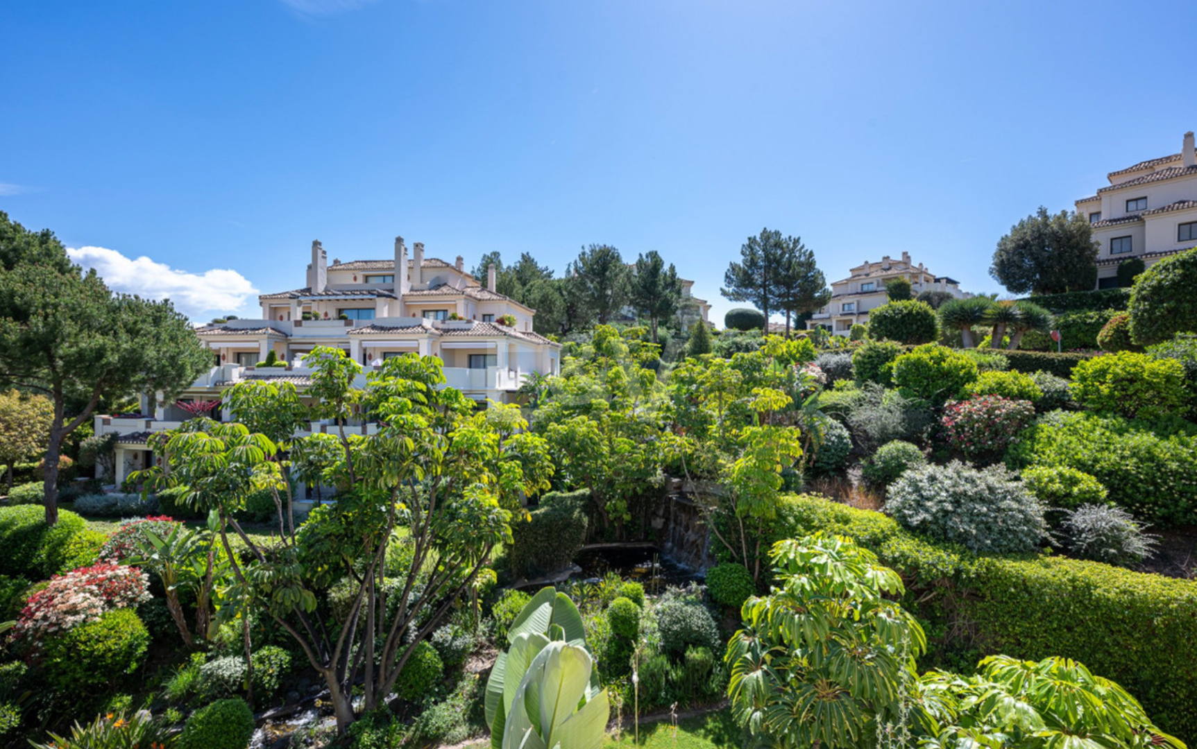 Markplanslägenhet till salu i Los Arqueros, Benahavis
