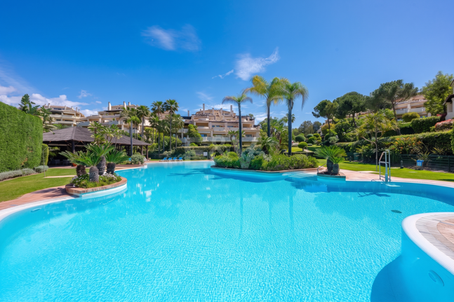 Markplanslägenhet till salu i Los Arqueros, Benahavis