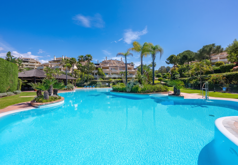 Markplanslägenhet till salu i Los Arqueros, Benahavis