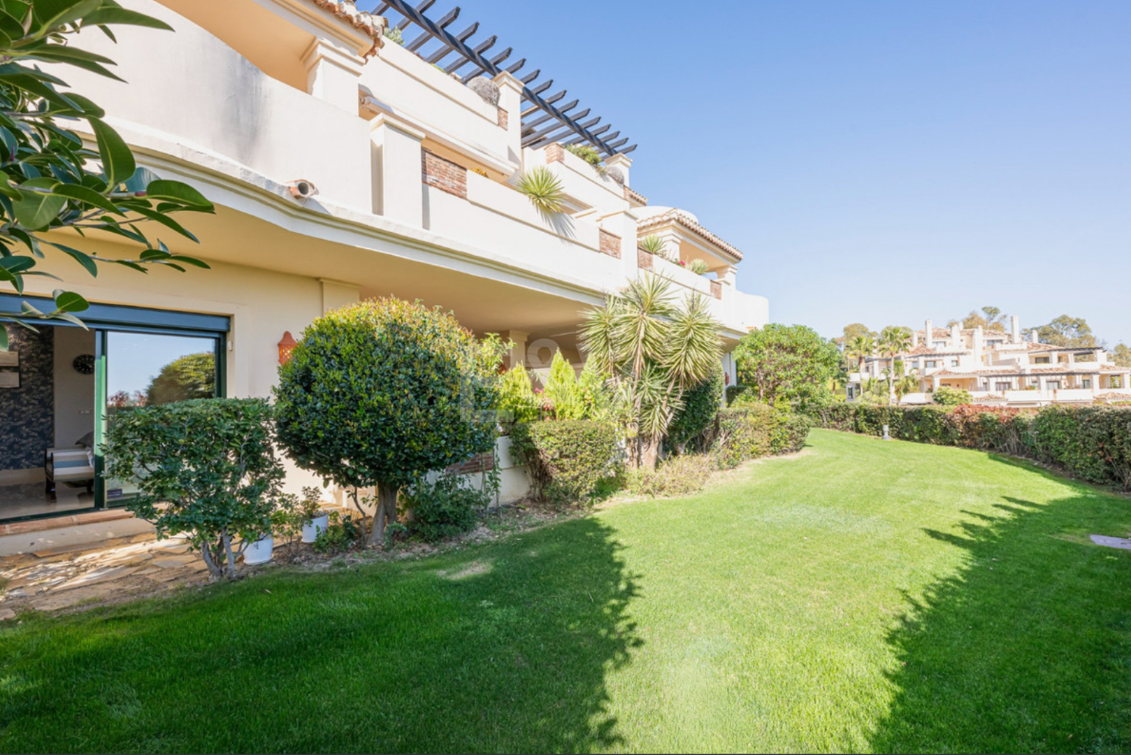 Markplanslägenhet till salu i Los Arqueros, Benahavis