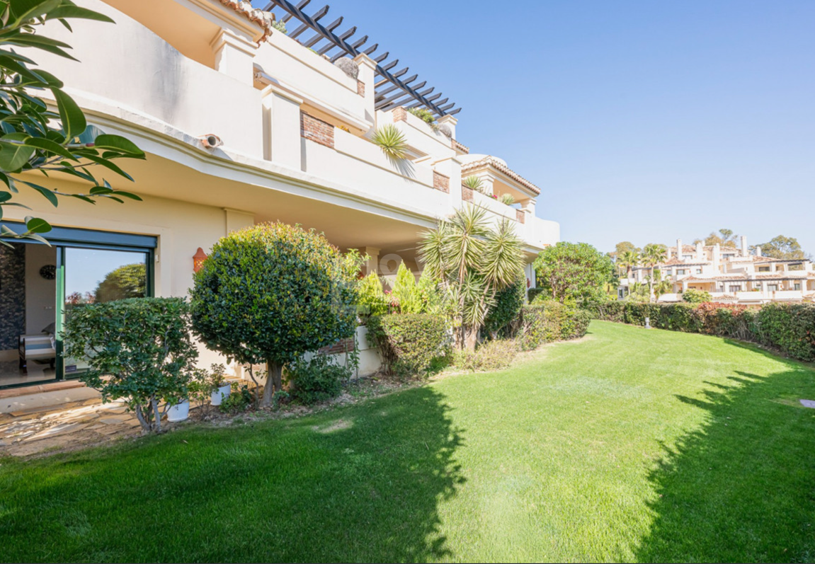 Markplanslägenhet till salu i Los Arqueros, Benahavis