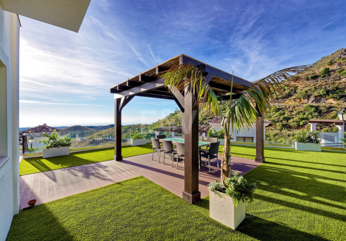 Villa de varios niveles con vistas panorámicas al mar en Benahavís Hills Country Club