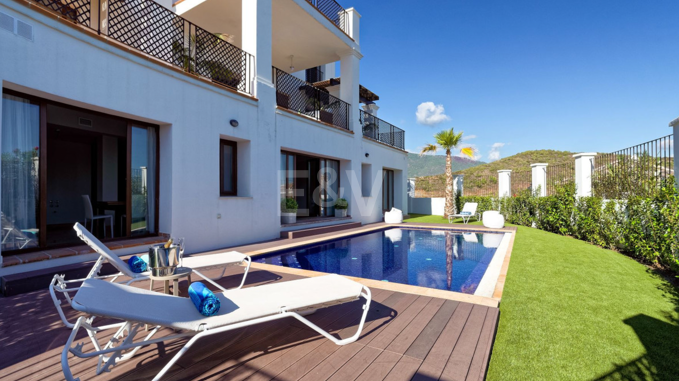 Villa à plusieurs niveaux avec vue panoramique sur la mer à Benahavís Hills Country Club