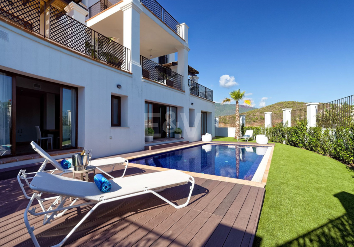 Villa de varios niveles con vistas panorámicas al mar en Benahavís Hills Country Club