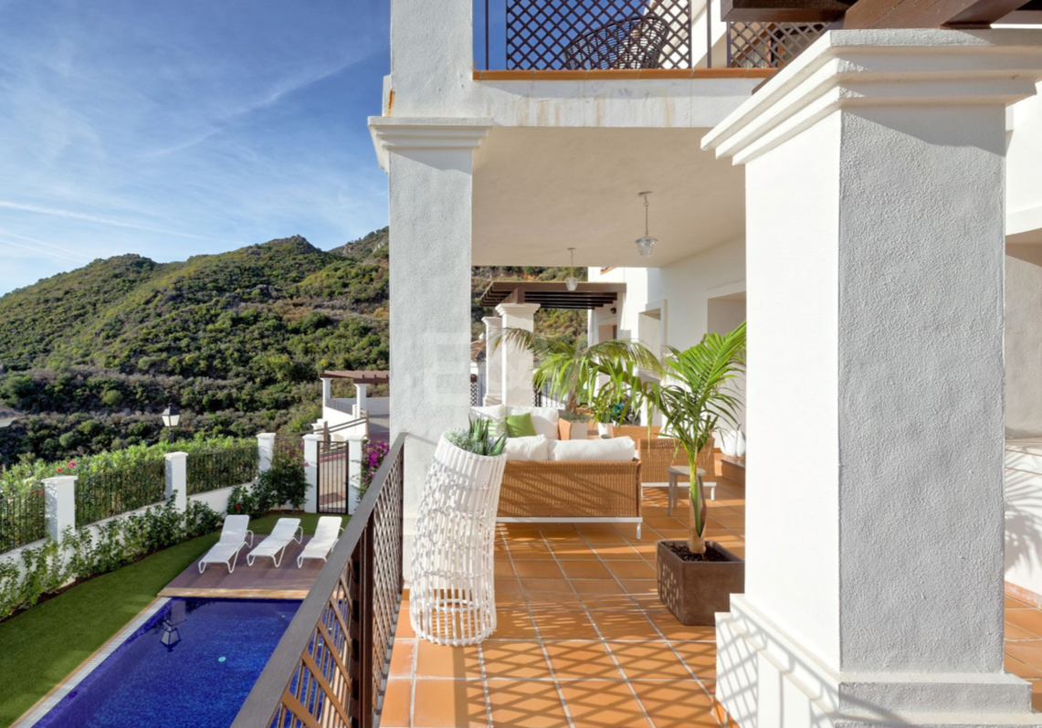 Villa de varios niveles con vistas panorámicas al mar en Benahavís Hills Country Club