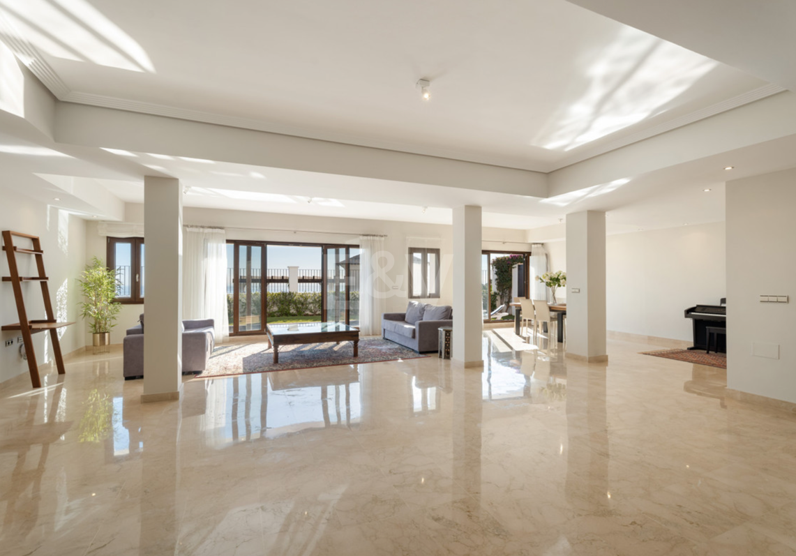 Villa de varios niveles con vistas panorámicas al mar en Benahavís Hills Country Club