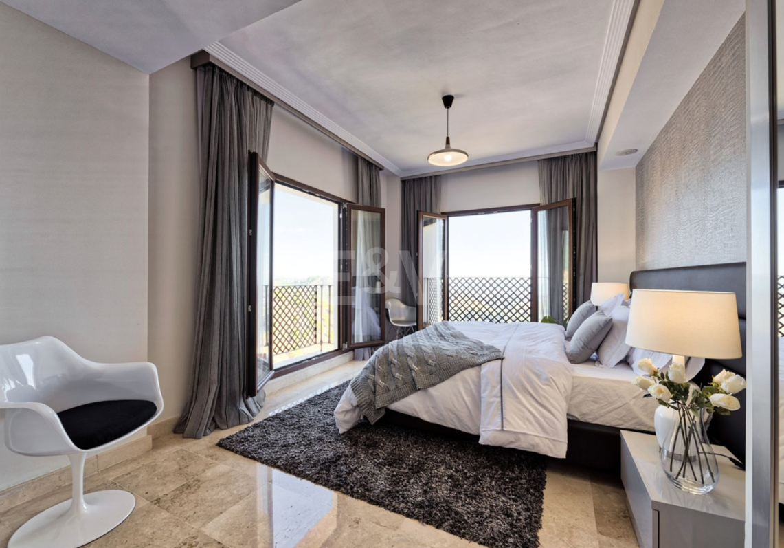 Villa de varios niveles con vistas panorámicas al mar en Benahavís Hills Country Club