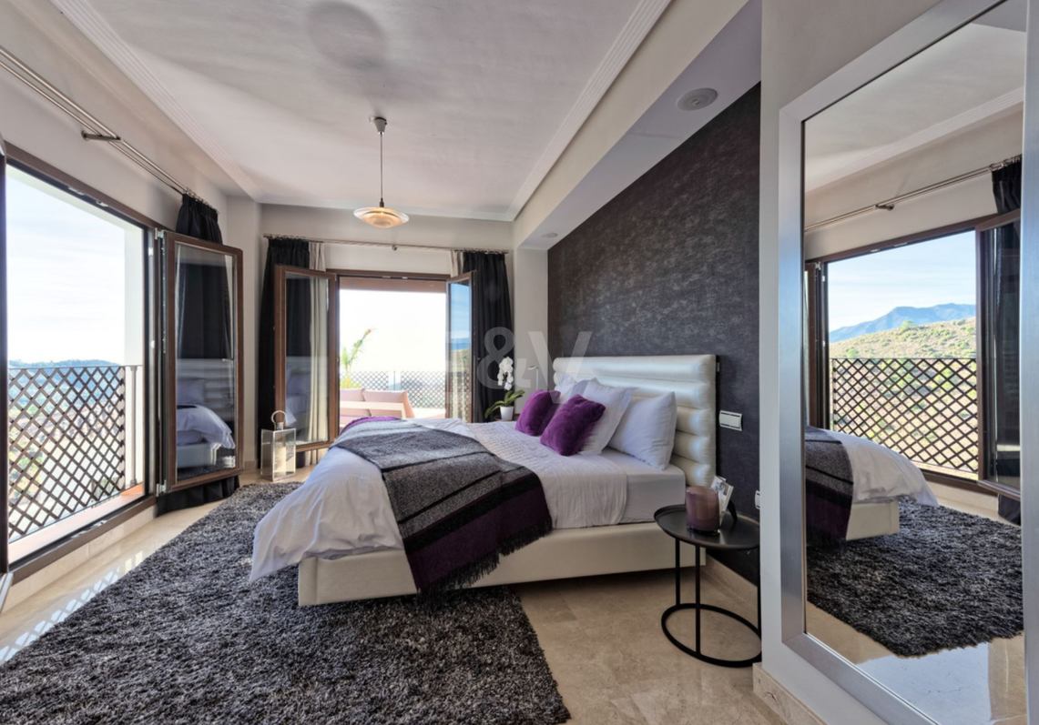 Villa de varios niveles con vistas panorámicas al mar en Benahavís Hills Country Club